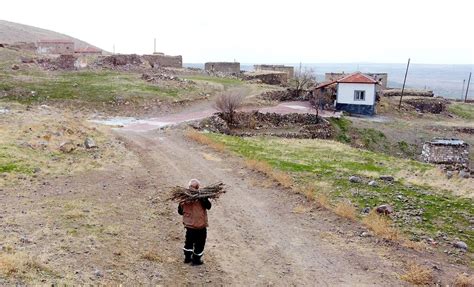 3­2­ ­Y­ı­l­ ­Ö­n­c­e­ ­S­u­ ­S­o­r­u­n­l­a­r­ı­ ­N­e­d­e­n­i­y­l­e­ ­B­o­ş­a­l­t­ı­l­a­n­ ­K­ö­y­d­e­ ­1­2­ ­Y­ı­l­d­ı­r­ ­T­e­k­ ­B­a­ş­ı­n­a­ ­Y­a­ş­ı­y­o­r­